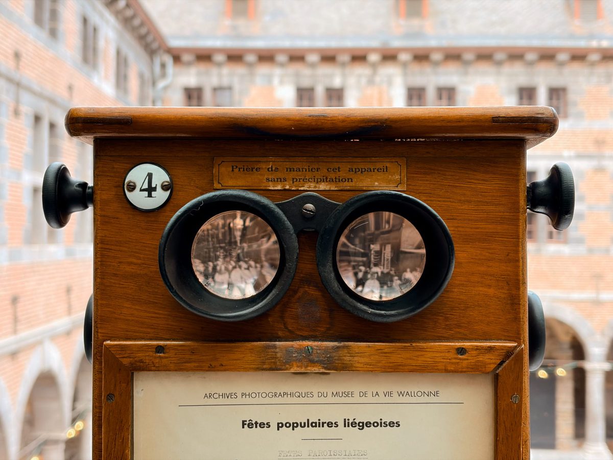 An old-timey stereoscope. Image Anthony Nelzin-Santos.