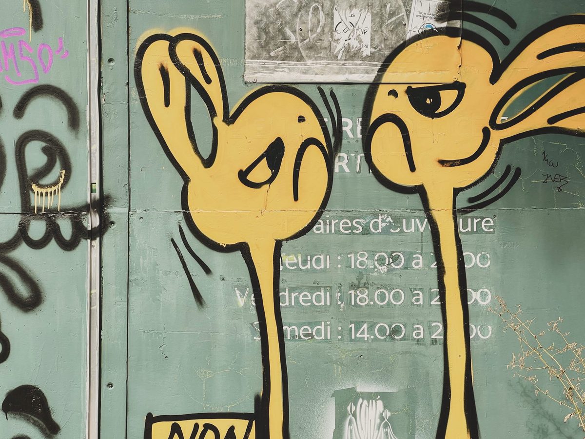A weird graffiti of two yellow lamas (?). Image Anthony Nelzin-Santos.