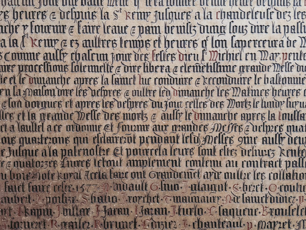 Un texte en vieux français écrit dans une forme de textura.