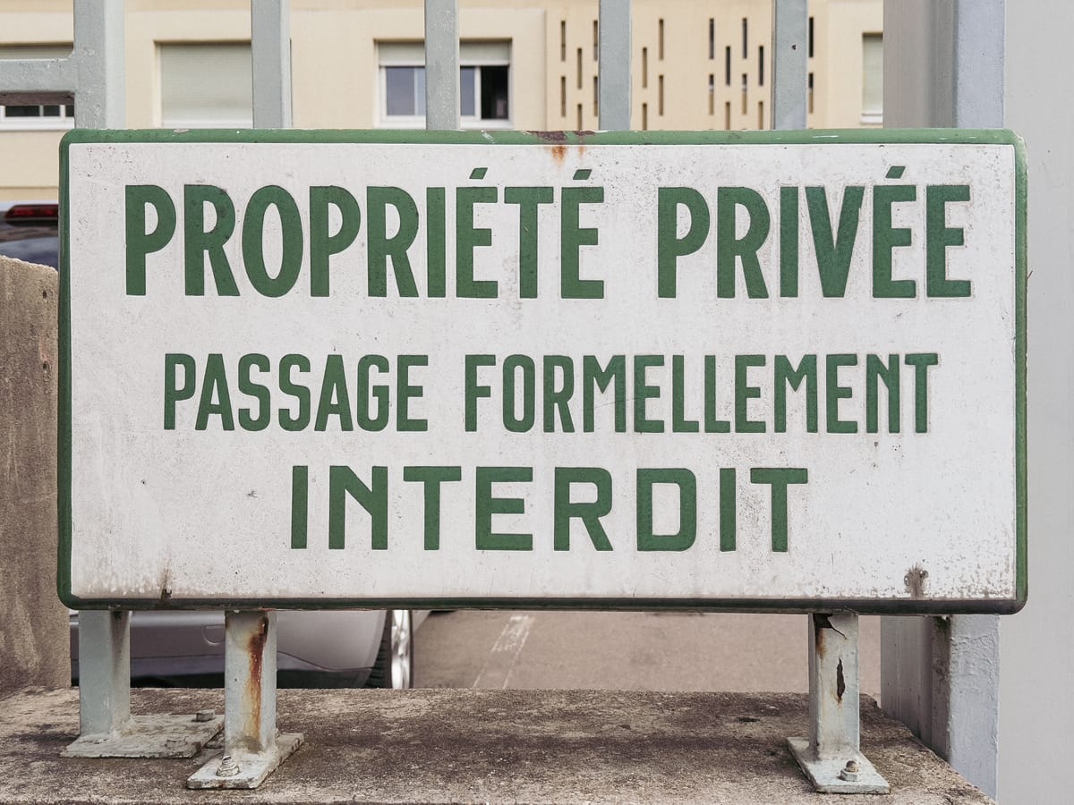 Un panneau « propriété privée, passage formellement interdit ».