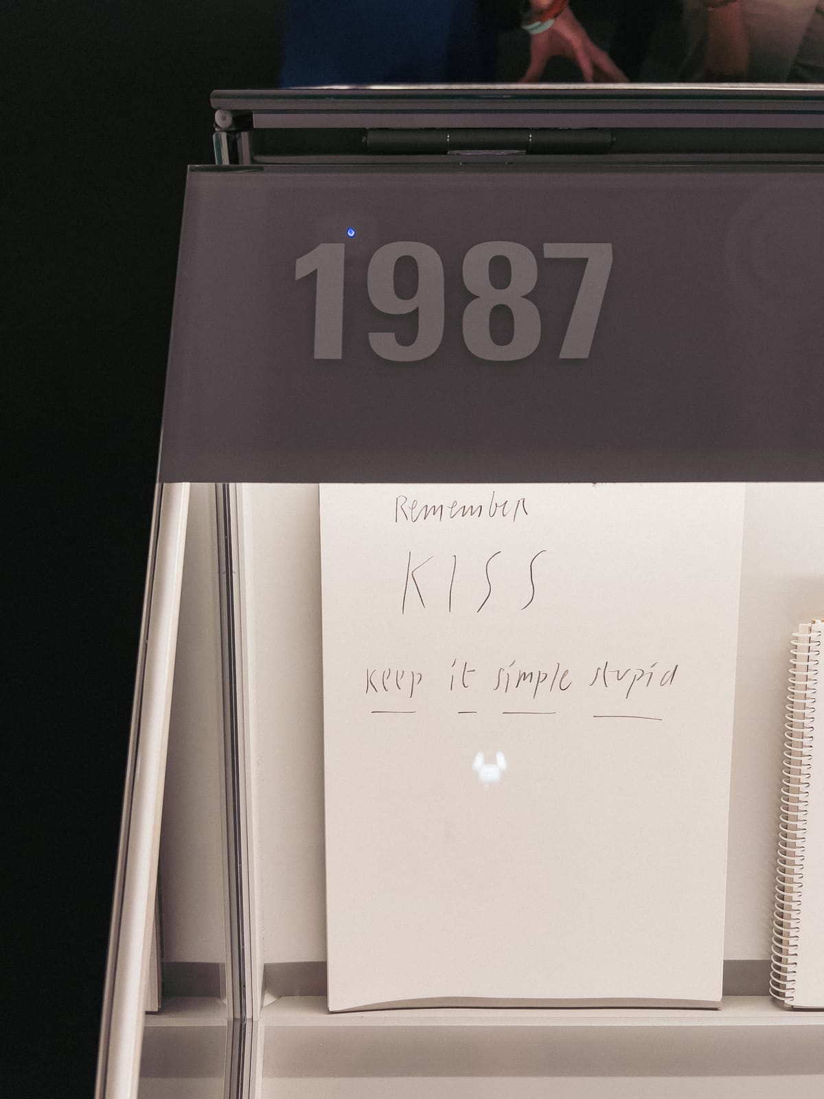 Un carnet de Norman Foster comportant l’inscription « KISS – Keep it simple stupid ».