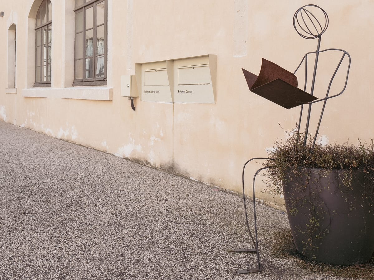 Une sculpture d’un liseur devant la bibliothèque municipale de Bourg-en-Bresse.