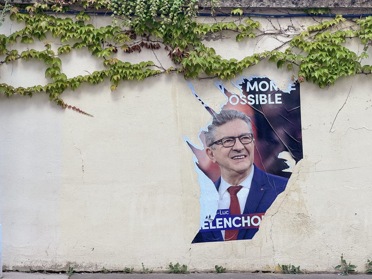 Une affiche à moitié déchirée de la campagne présidentielle de Jean-Luc Mélenchon.