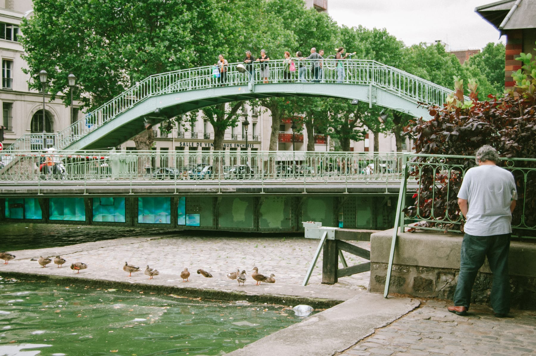 Un homme pissant près d’une passerelle du canal Saint-Martin à Paris.