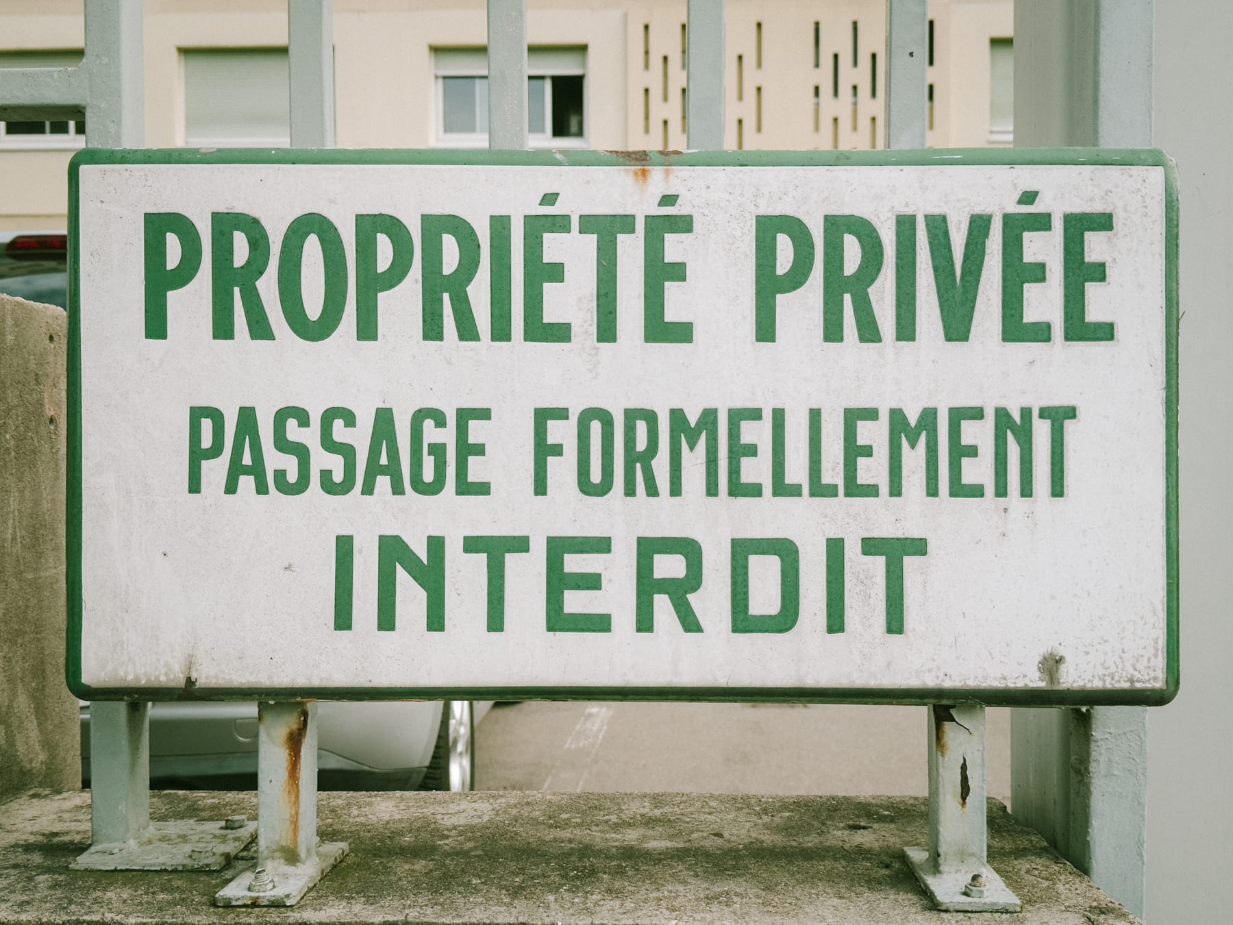 Un panneau « propriété privée, passage formellement interdit ».