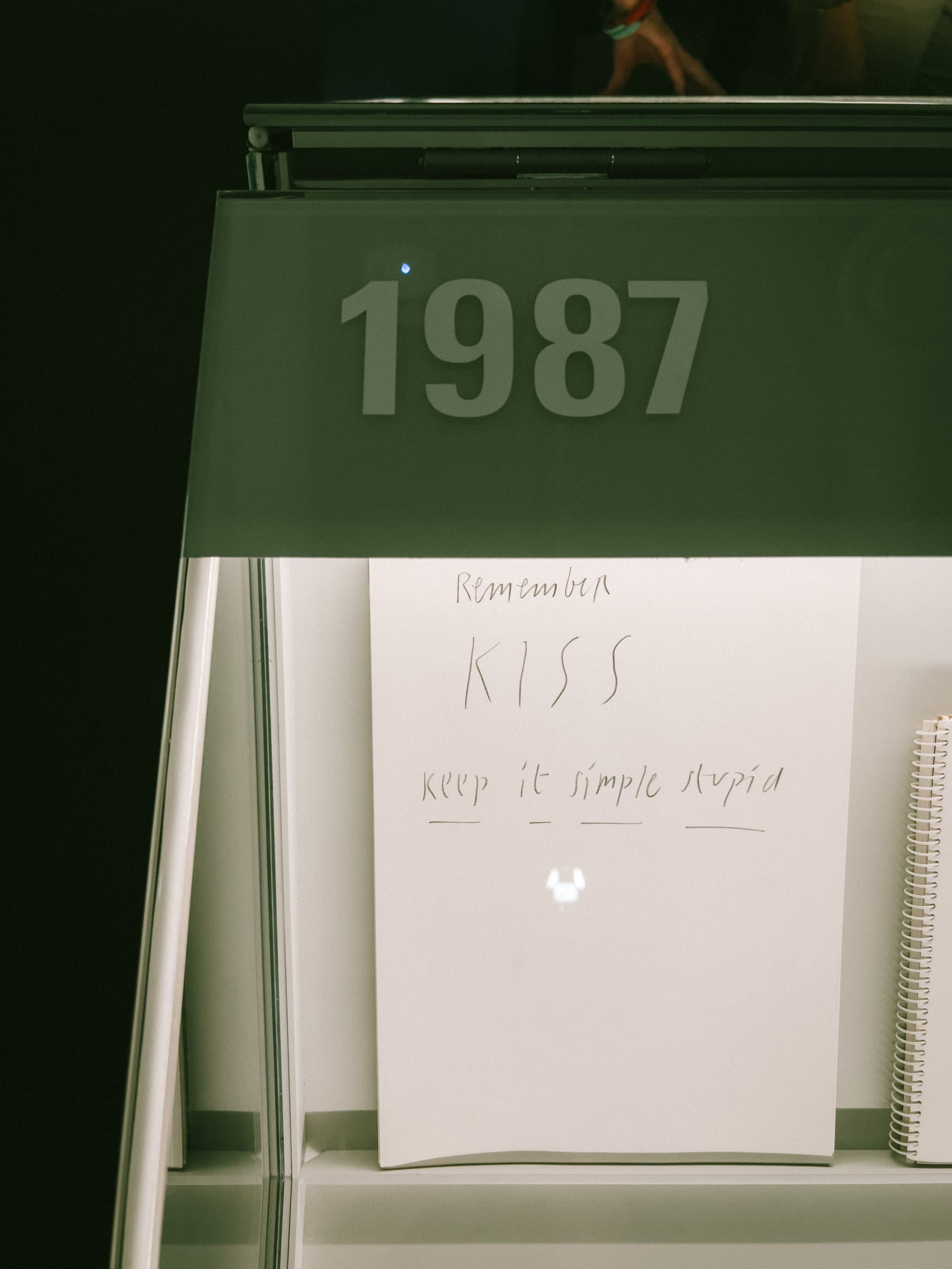 Un carnet de Norman Foster comportant l’inscription « KISS – Keep it simple stupid ».