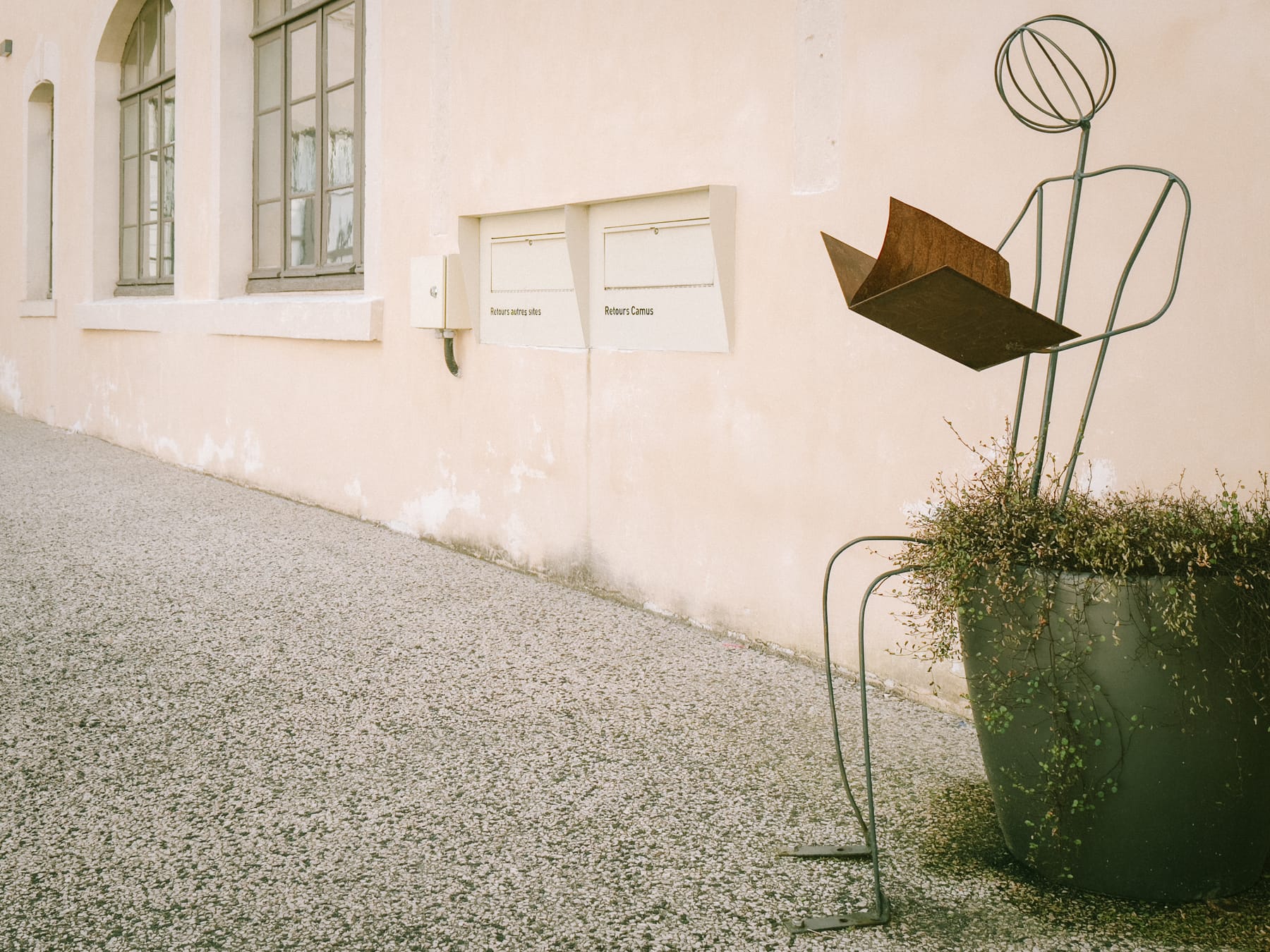 Une sculpture d’un liseur devant la bibliothèque municipale de Bourg-en-Bresse.