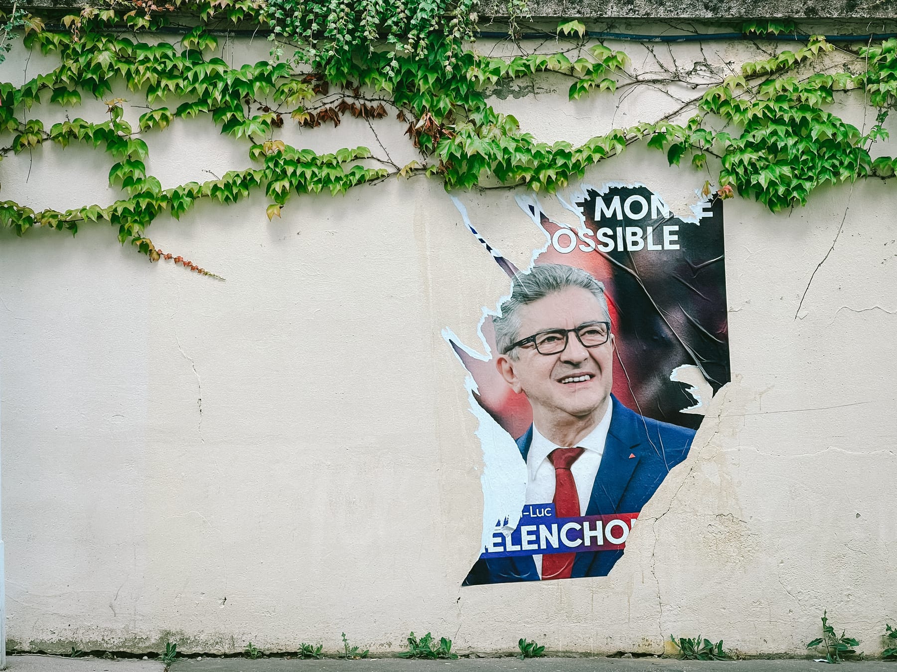 Une affiche à moitié déchirée de la campagne présidentielle de Jean-Luc Mélenchon.