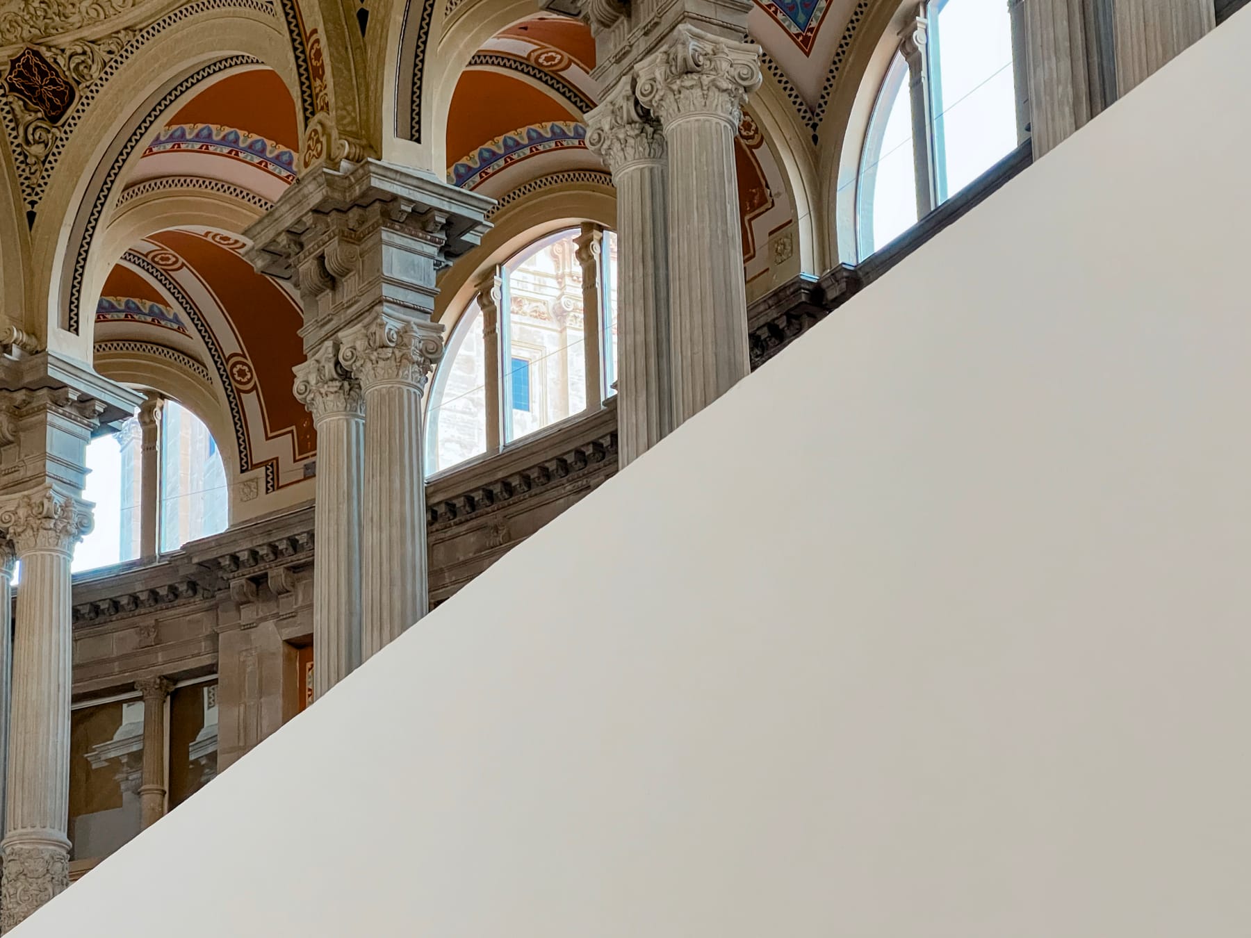 Une vue tronquée du salon ovale du Palau Nacional.